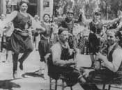 1. Κρήτες χορεύουν τον μαλεβιζώτη, από το αρχείο του Λυκείου των Ελληνίδων Αθηνών.